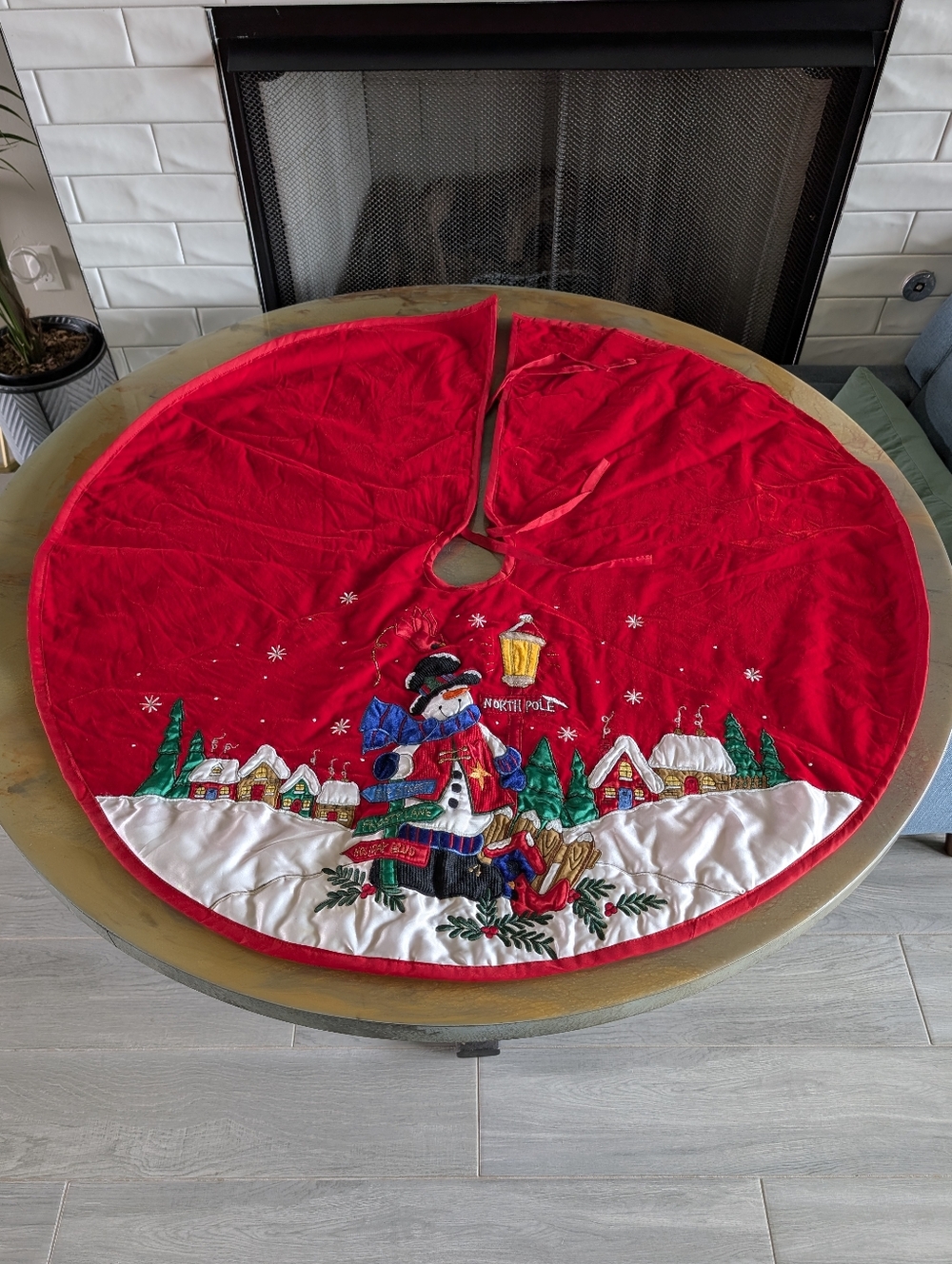 Christmas Tree Skirt Round Red North Pole Size 41.4" Diameter